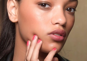 Es el color de uñas perfecto: una manicura con estilo para todos los días y para invitadas